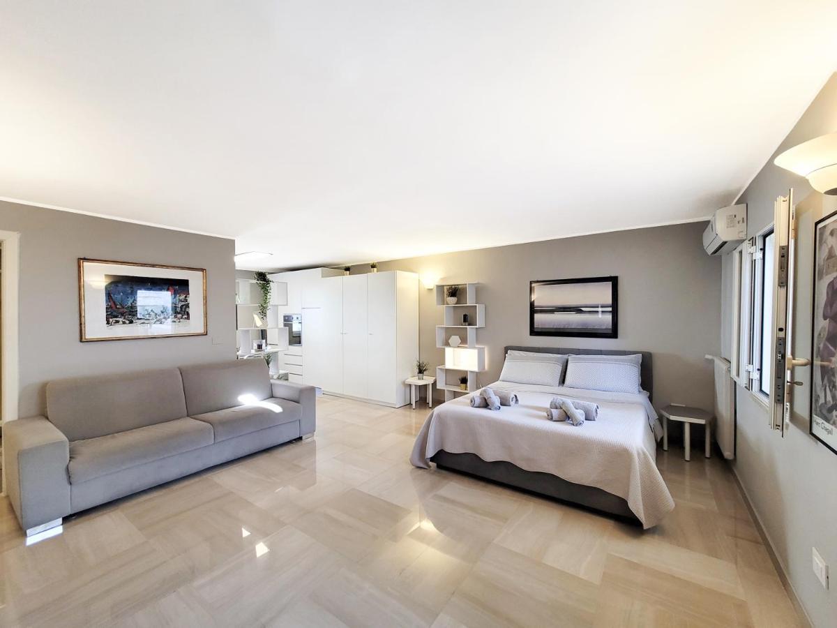 Penthouse In The Heart Of Bari With Terrace Apartment Luaran gambar
